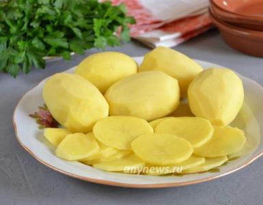 Ароматная картошечка со сметаной в духовке: сытно и вкусно