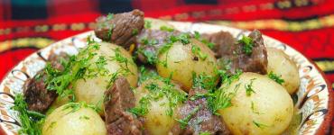 Мясо с молодой картошкой: очень вкусное угощение по-домашнему